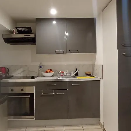 Maison Familiale Avec Chambre, Salon Et Cuisine, Nous Vous Proposons Un Avec Equipe Et Menage *