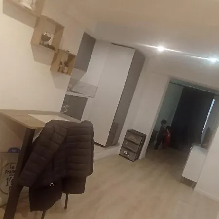 Apartment Maison Familiale Avec Chambre, Salon Et Cuisine, Nous Vous Proposons Un Avec Equipe Et Menage